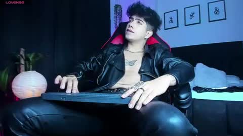 Lyle Bennett Freelance Model online show from 07/01/26, 10:39