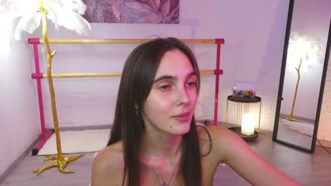 Snapshot of lyly_loveyou chatting on 01/19/25, 01:01 Lyly online show from 01/19/25, 01:01