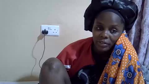 lyn_anna online show from 10/31/25, 07:37