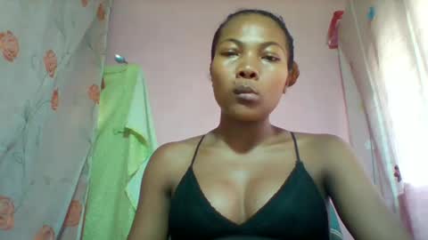 Snapshot of lyndah19 chatting on 02/20/26, 08:27 lyndah19 online show from 02/20/26, 08:27