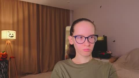 Sara online show from 11/18/25, 04:33