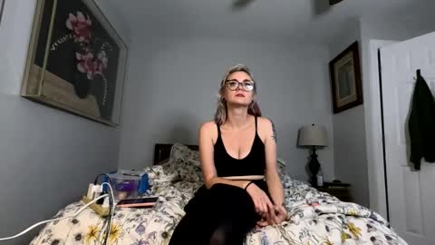 Snapshot of lyragreene chatting on 11/08/25, 04:45 Lyra Greene online show from 11/08/25, 04:45