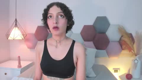 Snapshot of lyravendrell chatting on 12/18/25, 12:11 Lyravendrell online show from 12/18/25, 12:11