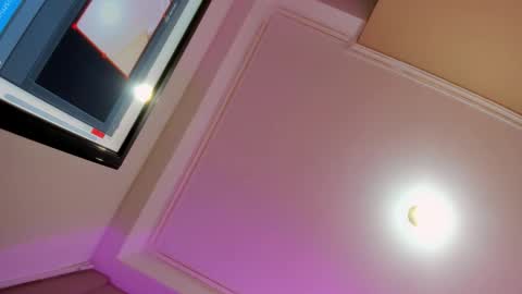 Snapshot of lyravendrell chatting on 12/21/25, 02:02 Lyravendrell online show from 12/21/25, 02:02