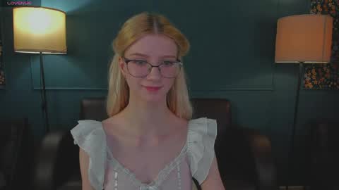 Snapshot of m1aforever chatting on 04/03/26, 11:30 catch me on tue 10am-5pm wed 3am-10am fri 3am-5pm sat 10am-5pm sun 10am-5pm online show from 04/03/26, 11:30