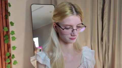 Snapshot of m1aforever chatting on 04/13/26, 05:18 catch me on tue 10am-5pm wed 3am-10am fri 3am-5pm sat 10am-5pm sun 10am-5pm online show from 04/13/26, 05:18