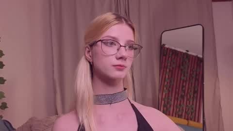 Snapshot of m1aforever chatting on 05/10/26, 05:07 catch me on tue 10am-5pm wed 3am-10am fri 3am-5pm sat 10am-5pm sun 10am-5pm online show from 05/10/26, 05:07