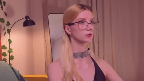 Snapshot of m1aforever chatting on 05/11/26, 06:05 catch me on tue 10am-5pm wed 3am-10am fri 3am-5pm sat 10am-5pm sun 10am-5pm online show from 05/11/26, 06:05