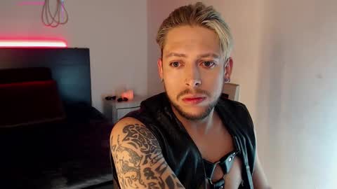 Snapshot of maaxxxrider chatting on 11/01/25, 04:14 YES MASTER online show from 11/01/25, 04:14