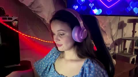 Snapshot of mabelneonakis chatting on 05/23/26, 06:12 Apolonia online show from 05/23/26, 06:12