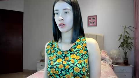 Snapshot of macarena_vallejo_ chatting on 10/10/25, 03:27 Macarena online show from 10/10/25, 03:27