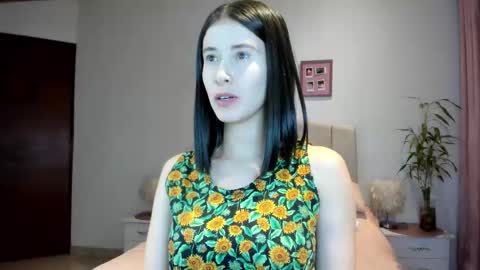 Snapshot of macarena_vallejo_ chatting on 11/25/25, 03:28 Macarena online show from 11/25/25, 03:28