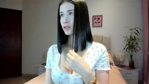 Snapshot of macarena_vallejo_ chatting on 11/27/25, 02:57 Macarena online show from 11/27/25, 02:57