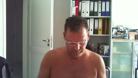 Snapshot of macfly67 chatting on 06/01/26, 04:58 macfly67 online show from 06/01/26, 04:58