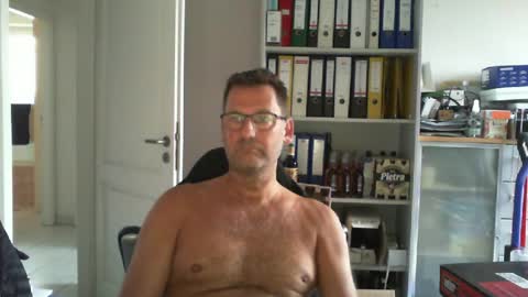 Snapshot of macfly67 chatting on 06/12/26, 06:23 macfly67 online show from 06/12/26, 06:23