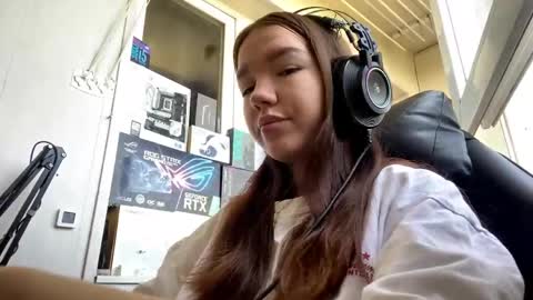 Snapshot of machellebazaldua chatting on 05/14/26, 09:05 Mila online show from 05/14/26, 09:05