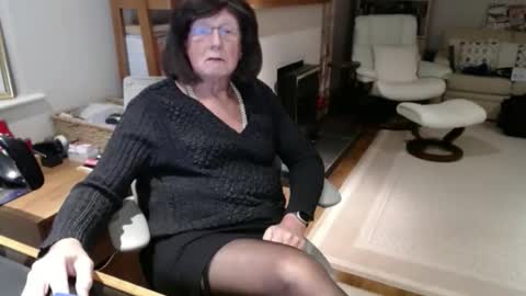 Snapshot of maclan7 chatting on 11/22/25, 04:28 Deanne online show from 11/22/25, 04:28