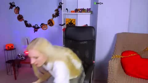 Snapshot of madam_ulis chatting on 10/27/25, 10:30 Ulis online show from 10/27/25, 10:30