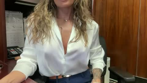 Snapshot of madame_andi chatting on 06/17/26, 11:45 madame_andi online show from 06/17/26, 11:45