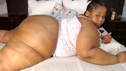 Snapshot of madamzee chatting on 12/16/24, 07:43 madamzee online show from 12/16/24, 07:43