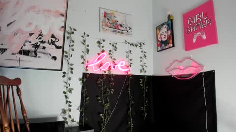 Snapshot of maddi_avalon chatting on 12/22/24, 05:56 Maddi Avalon online show from 12/22/24, 05:56