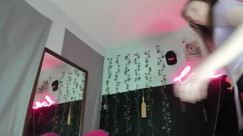 Snapshot of maddi_avalon chatting on 12/21/25, 07:15 Maddi Avalon online show from 12/21/25, 07:15