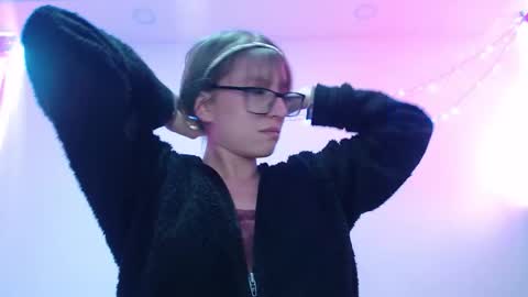 Snapshot of maddy_14 chatting on 12/16/25, 08:58 Maddy UwU online show from 12/16/25, 08:58