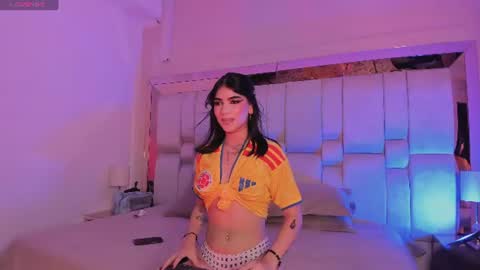 Snapshot of maddyperez8 chatting on 07/08/26, 01:10 BELLA online show from 07/08/26, 01:10