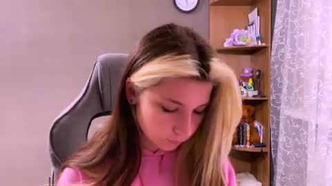 Snapshot of madelinepanagos chatting on 07/23/26, 07:23 Alice online show from 07/23/26, 07:23
