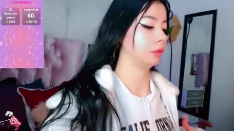 Snapshot of madison_oli chatting on 11/28/25, 04:53 madison_oli online show from 11/28/25, 04:53