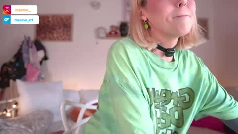 Snapshot of maeeve_ chatting on 04/21/26, 02:01 Maeve schedule 11 am- 530 pm colombia time online show from 04/21/26, 02:01