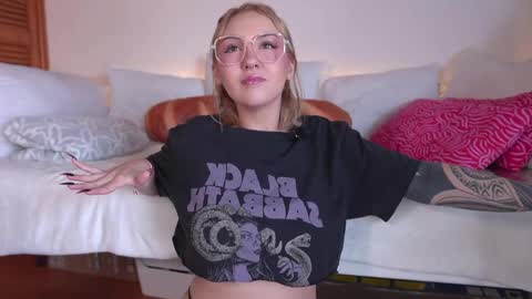 Snapshot of maeeve_ chatting on 05/08/26, 02:00 Maeve schedule 11 am- 530 pm colombia time online show from 05/08/26, 02:00