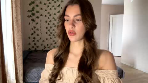 Snapshot of mafaldaossenfort chatting on 05/05/26, 05:15 Sophie online show from 05/05/26, 05:15