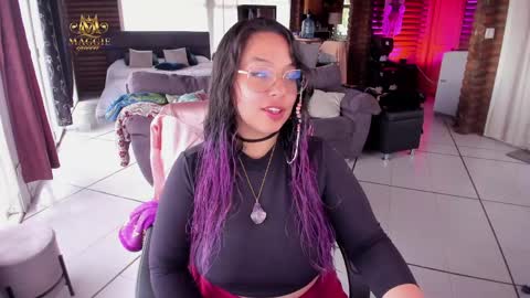 Snapshot of maggie_queen chatting on 04/26/26, 09:34 Luna online show from 04/26/26, 09:34