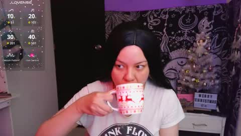Snapshot of magic_clairewitch chatting on 12/21/25, 09:11 Claire online show from 12/21/25, 09:11
