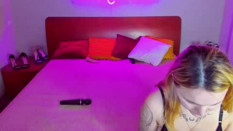 Lili and Bella online show from 02/01/25, 06:54