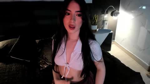 Snapshot of magieethomson chatting on 09/25/25, 09:18 magieethomson online show from 09/25/25, 09:18