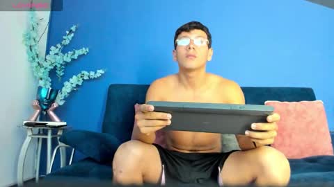 Snapshot of magnusknight_ chatting on 12/19/25, 12:23 Magnus online show from 12/19/25, 12:23