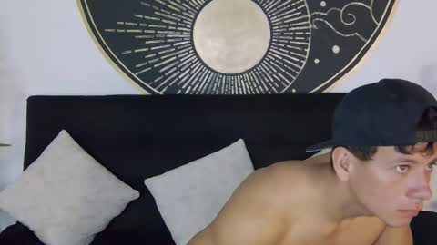 Snapshot of magnusknight_ chatting on 12/22/25, 01:30 Magnus online show from 12/22/25, 01:30