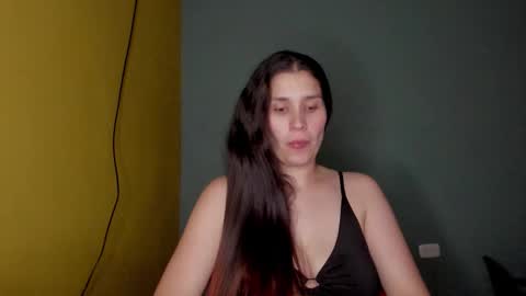 Snapshot of mahiia_1 chatting on 11/25/25, 04:45 Mahiia online show from 11/25/25, 04:45