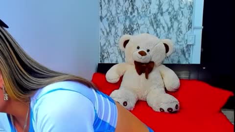 Snapshot of maia_bronce chatting on 09/21/25, 06:42 Maia Bronce online show from 09/21/25, 06:42