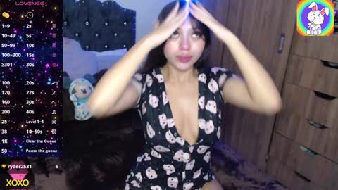 Snapshot of maiaa_evans chatting on 12/20/24, 03:47    t  online show from 12/20/24, 03:47