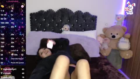 Snapshot of maiaa_evans chatting on 12/28/24, 03:26    t  online show from 12/28/24, 03:26