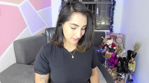 Snapshot of maiaconnor chatting on 12/14/25, 12:05 online show from 12/14/25, 12:05