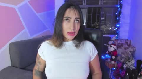 Snapshot of maiaconnor chatting on 12/23/25, 12:52 online show from 12/23/25, 12:52