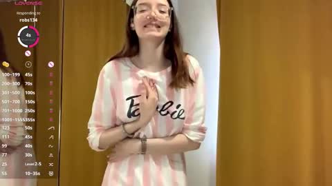 Elina online show from 10/22/25, 08:03