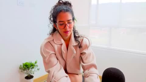 Snapshot of maithe_perroni chatting on 03/27/26, 09:14 Lauu online show from 03/27/26, 09:14