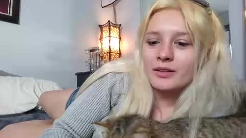 Snapshot of makinziirain chatting on 02/17/26, 10:34 KarizmaticKitten online show from 02/17/26, 10:34