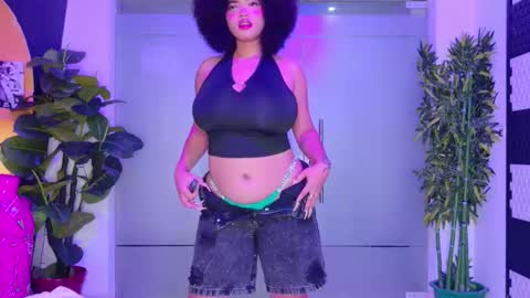 Snapshot of malaikabrown chatting on 10/21/25, 12:17   online show from 10/21/25, 12:17