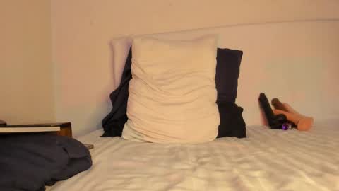 Snapshot of malarivera chatting on 03/12/25, 07:49 Laura online show from 03/12/25, 07:49